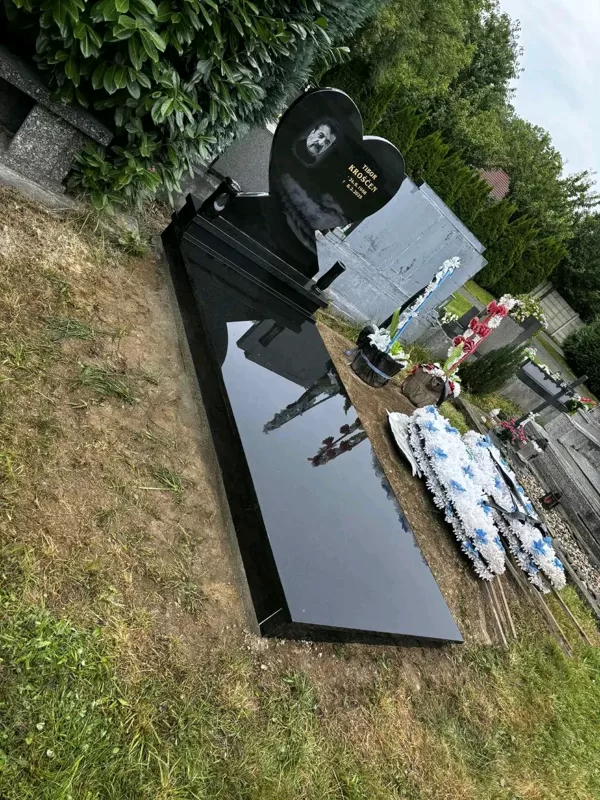 Černý lesklý žulový jednohrob s tvarovanou deskou – výroba a montáž Karviná