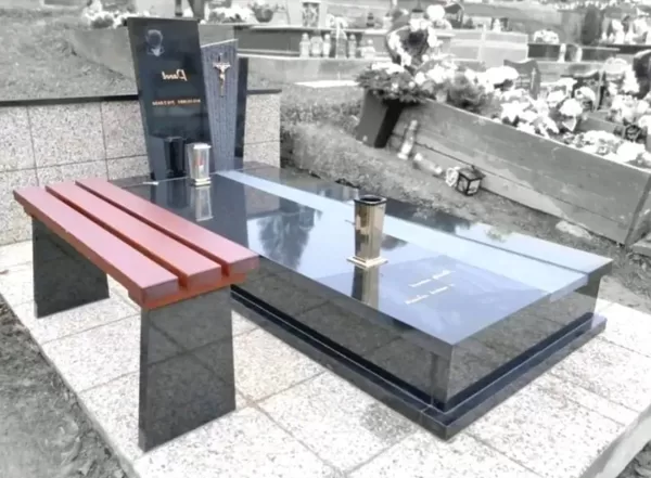 Žulový jednohrob s lavičkou – moderní pomník Karviná