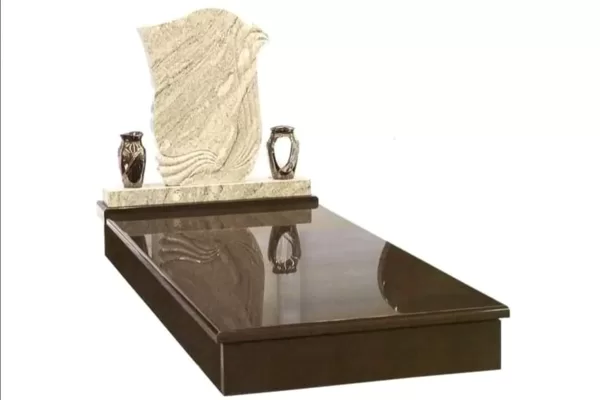 Moderní žulový jednohrob v kombinaci světle šedé a hnědé leštěné žuly, elegantní tvarovaná