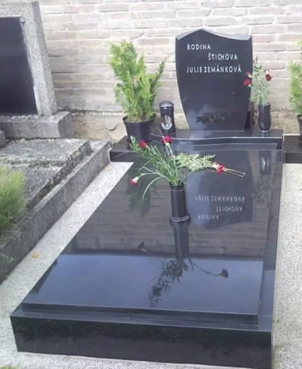 černý žulový hrob Karviná