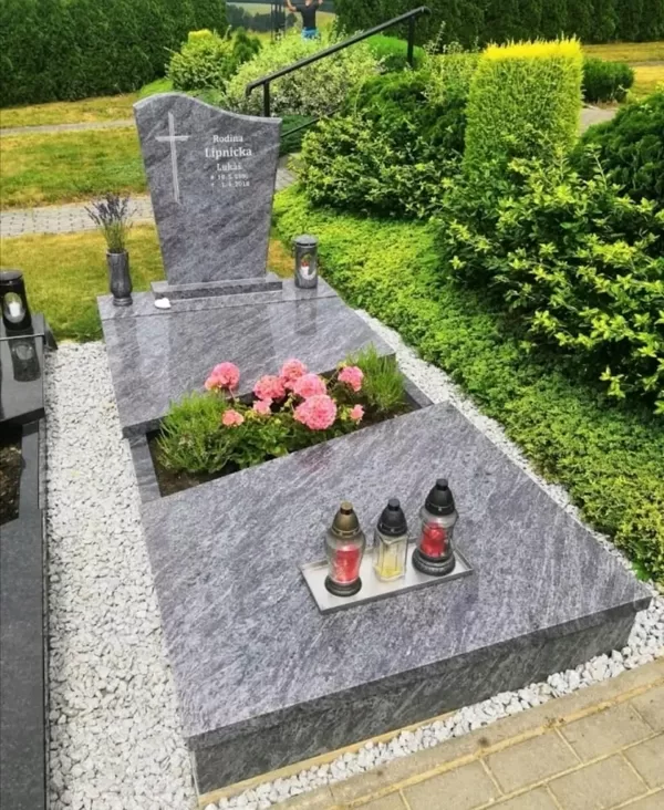 Karviná Doly jednohrob s moderním náhrobkem a květinovým záhonem – Kamenictví Karviná