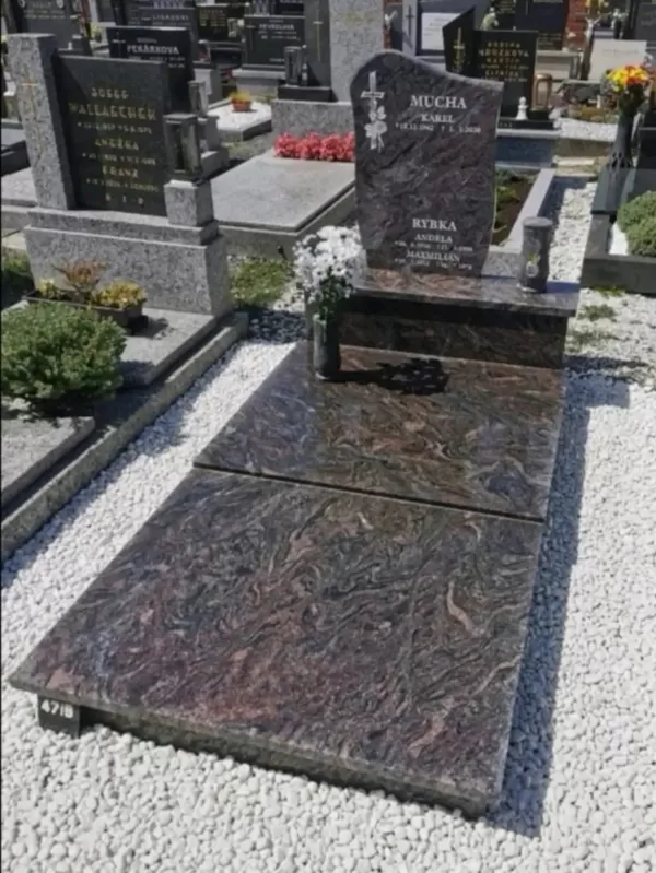 Hnědo-červený žulový jednohrob s tvarovanou deskou – výroba a montáž Karviná