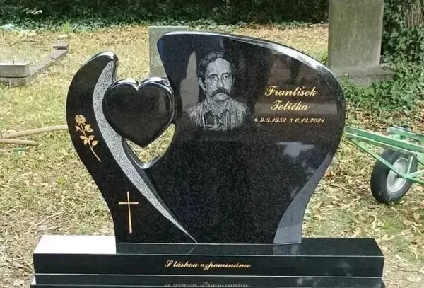 Kvalitní žulová nápisová deska vyráběná na míru v Kamenictví Karviná. Nabízíme ruční rytí,