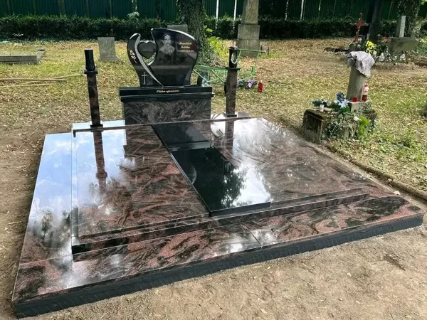 Elegantní dvojhrob z červené žuly – precizní výroba v Karviné-Mizerov  Tento dvojhrob je z