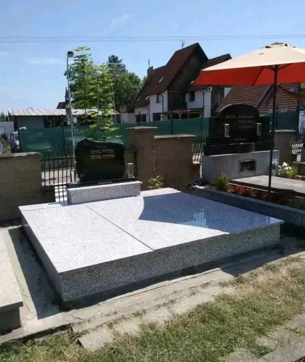 dvojhrob světle šedý, žulový dvojhrob, žulové pomníky Karviná, rodinný hrob z žuly, modern