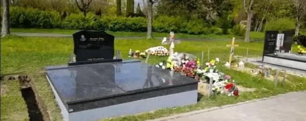 Dvojhrob z černé leštěné žuly – moderní a trvanlivý žulový hrob na míru Tento elegantní dv