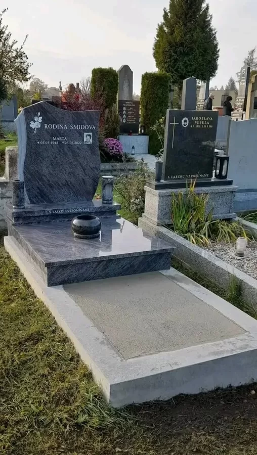 urnové hroby Karviná  urnový hrob černá žula  žulové urnové pomníky Karviná  kamenictví Ka