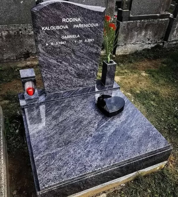 Tento elegantní urnový hrob z modro-šedé přírodní žuly je ideálním řešením pro důstojné ul